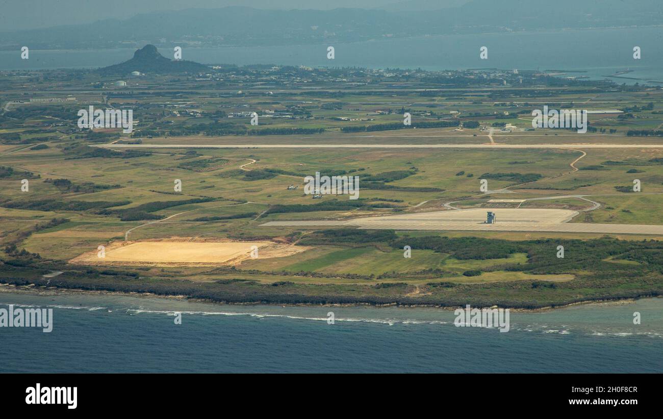 U.S. Marine Corps VM-22 Ospreys werden Marine Medium Tiltrotor Squadron (VMM) 262 zugewiesen, Land- und Extraktpersonal in IE Shima, Okinawa, Japan, Februar 23 2020. Das Flugzeug landete in IE Shima, um während des Trainings Marinetransporte auf dem Boden zu ermöglichen, darunter Flugzeuge aus mehreren Staffeln des 1. Marine-Flugzeugflügels und anderer Aktiva der III Marine Expeditionary Force am Boden. Stockfoto