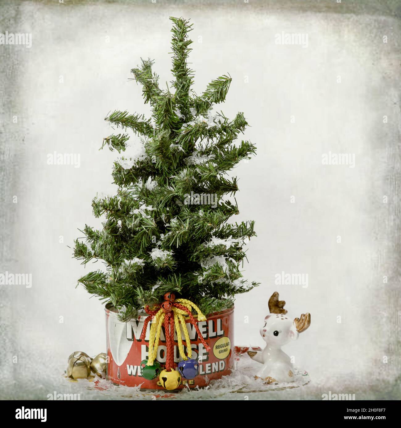 Vintage Maxwell House Kaffeekinn mit Weihnachtsdekorationen Stockfoto