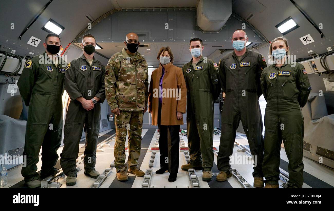 Air Force Chief of Staff General Charles Q. Brown, Jr., US-Senatorin Jeanne Shaheen, und Mitglieder der 133. Air Betanking Squadron, New Hampshire Air National Guard, posieren für ein Gruppenfoto nach einer Flugbefüllungsuntersuchung von der Joint Base Andrews, MD., 23. Februar 2021. Brown, Shaheen und andere Kongressabgeordnete beobachteten eine höhere Leistungsfähigkeit der Flugzeuge und der Luftbesatzung und gaben Informationen über Lösungen für die verbleibenden Herausforderungen. Stockfoto