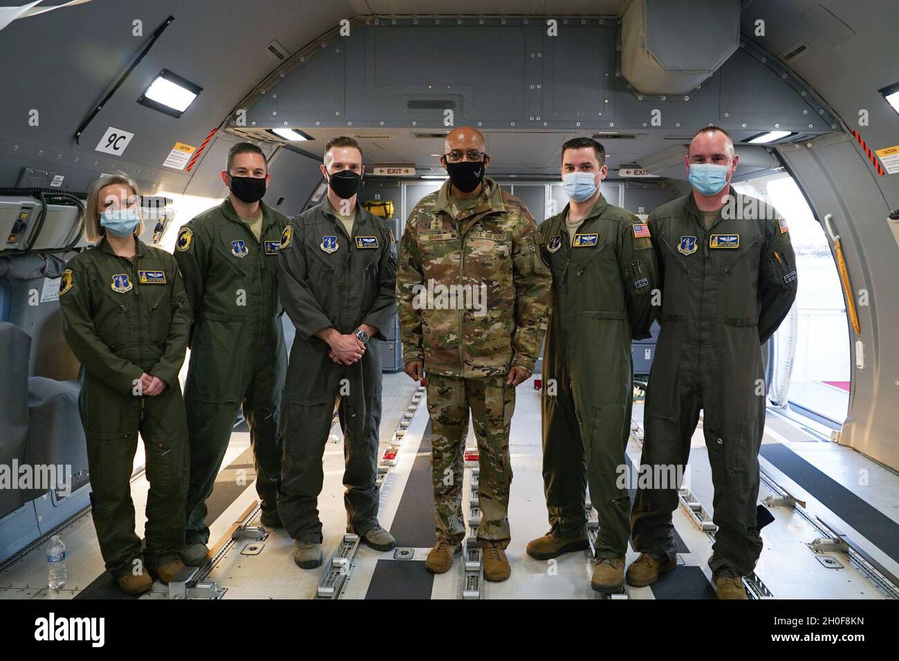 Der Stabschef der Luftwaffe, General Charles Q. Brown, Jr., und Mitglieder der 133. Air Betanking Squadron, New Hampshire Air National Guard, posieren für ein Gruppenfoto nach einem Orientierungsflug der Lufttankung von der Joint Base Andrews, MD., 23. Februar 2021. Brown, Senatoren und andere Mitglieder des Kongresses beobachteten eine höhere Leistungsfähigkeit der Flugzeuge und der Luftbesatzung und befassen dabei Lösungen für die verbleibenden Herausforderungen. Stockfoto