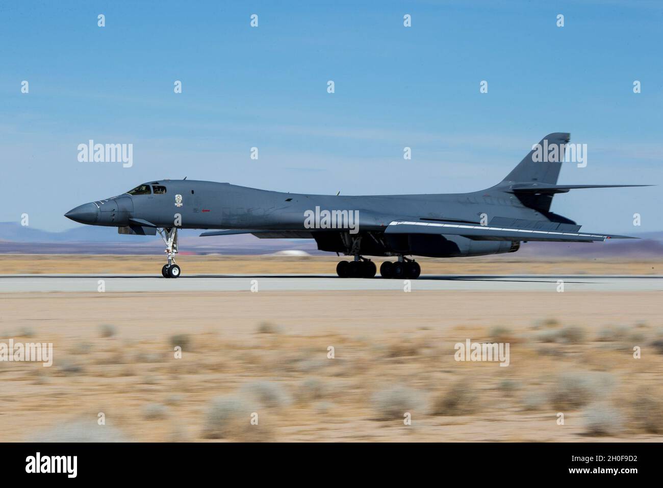 Ein kürzlich pensionierter B-1B Lancer mit der Leitnummer 86-0099 landet auf der Edwards Air Force Base, Kalifornien, Februar 23. Das Flugzeug wird zum Edwards Aircraft Ground Integration Lab oder EAGIL, einem nicht flugfähigen Flugzeug, das als Integrationslabor für zukünftige Upgrades verwendet wird. Stockfoto