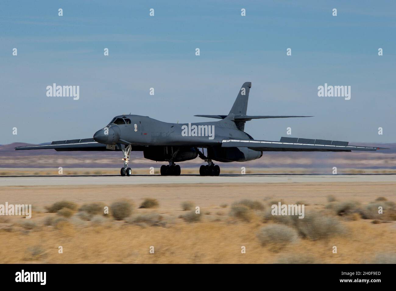 Ein kürzlich pensionierter B-1B Lancer mit der Leitnummer 86-0099 landet auf der Edwards Air Force Base, Kalifornien, Februar 23. Das Flugzeug wird zum Edwards Aircraft Ground Integration Lab oder EAGIL, einem nicht flugfähigen Flugzeug, das als Integrationslabor für zukünftige Upgrades verwendet wird. Stockfoto