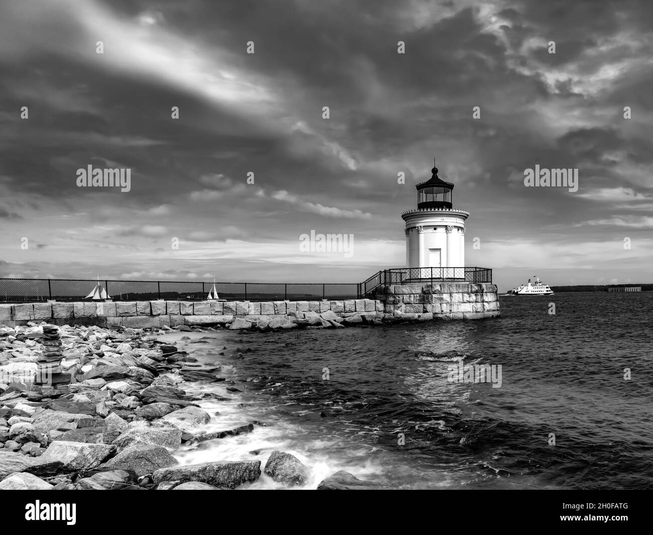 Fähre Führt Am Breakwater Lighthouse, Portland, Maine Vorbei. Stockfoto