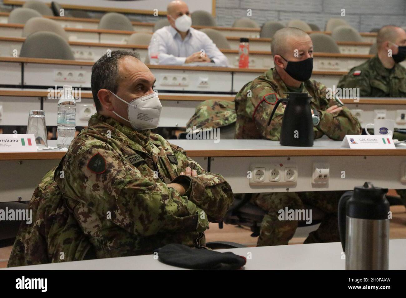 Brig. General Roberto Banci, italienischer Kommandant der 132. Brigade Carazzata, 'Ariete' Ariete BDE erhält am 24. Februar 2021 im Ausbildungsgebiet Hohenfels einen Überblick über den Combined Resolve XV. Combined Resolve XV ermöglicht Verbündeten und Partnern, sich persönlich, beruflich, technisch und taktisch zu vernetzen, um in Krisenzeiten stärkere, fähigere Kräfte zu schaffen. Stockfoto