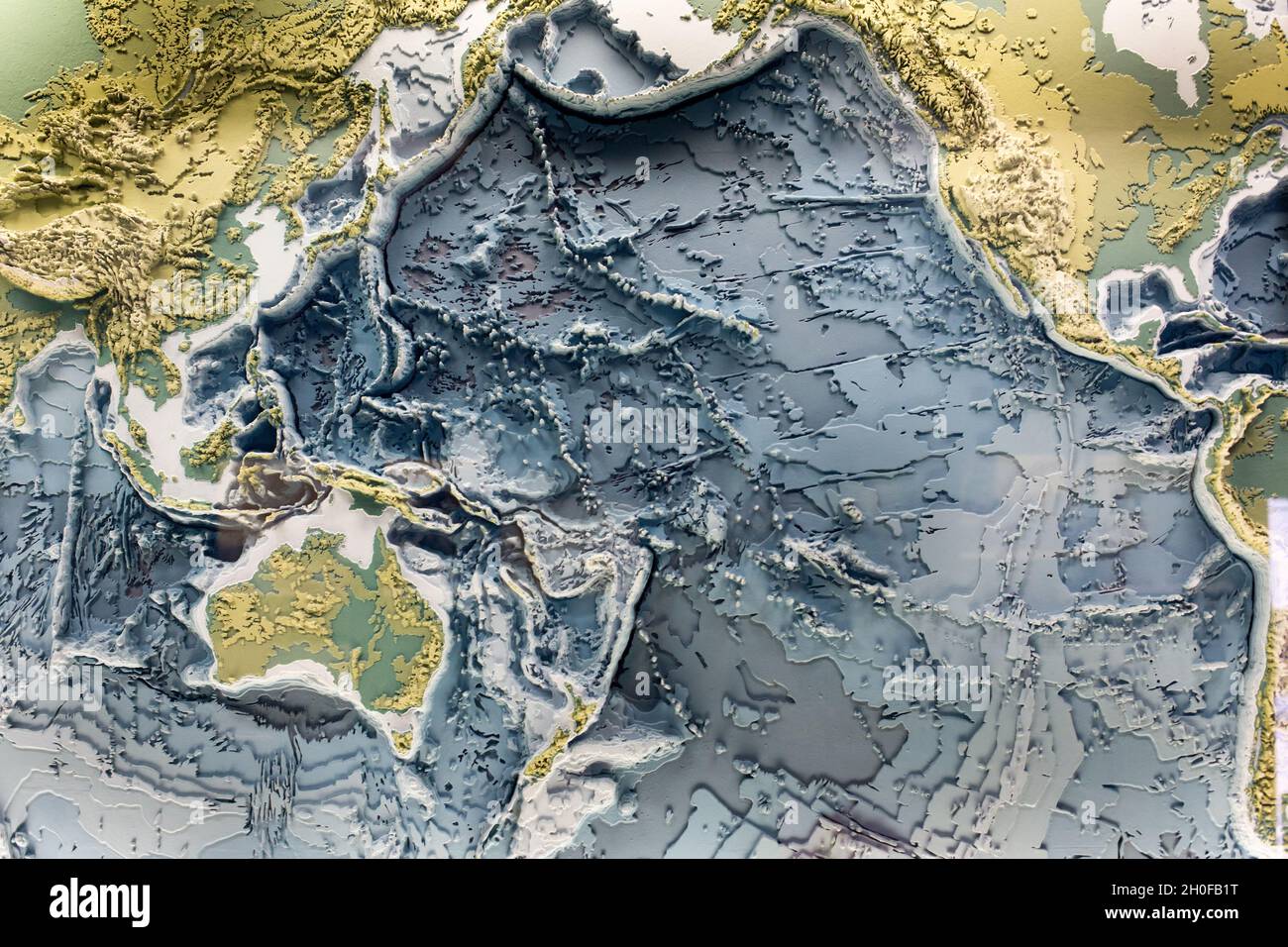 gedruckte 3D-Modell der Erde Erleichterung mit topographischen Höhen der Berge und Tiefe der Ozeane Stockfoto