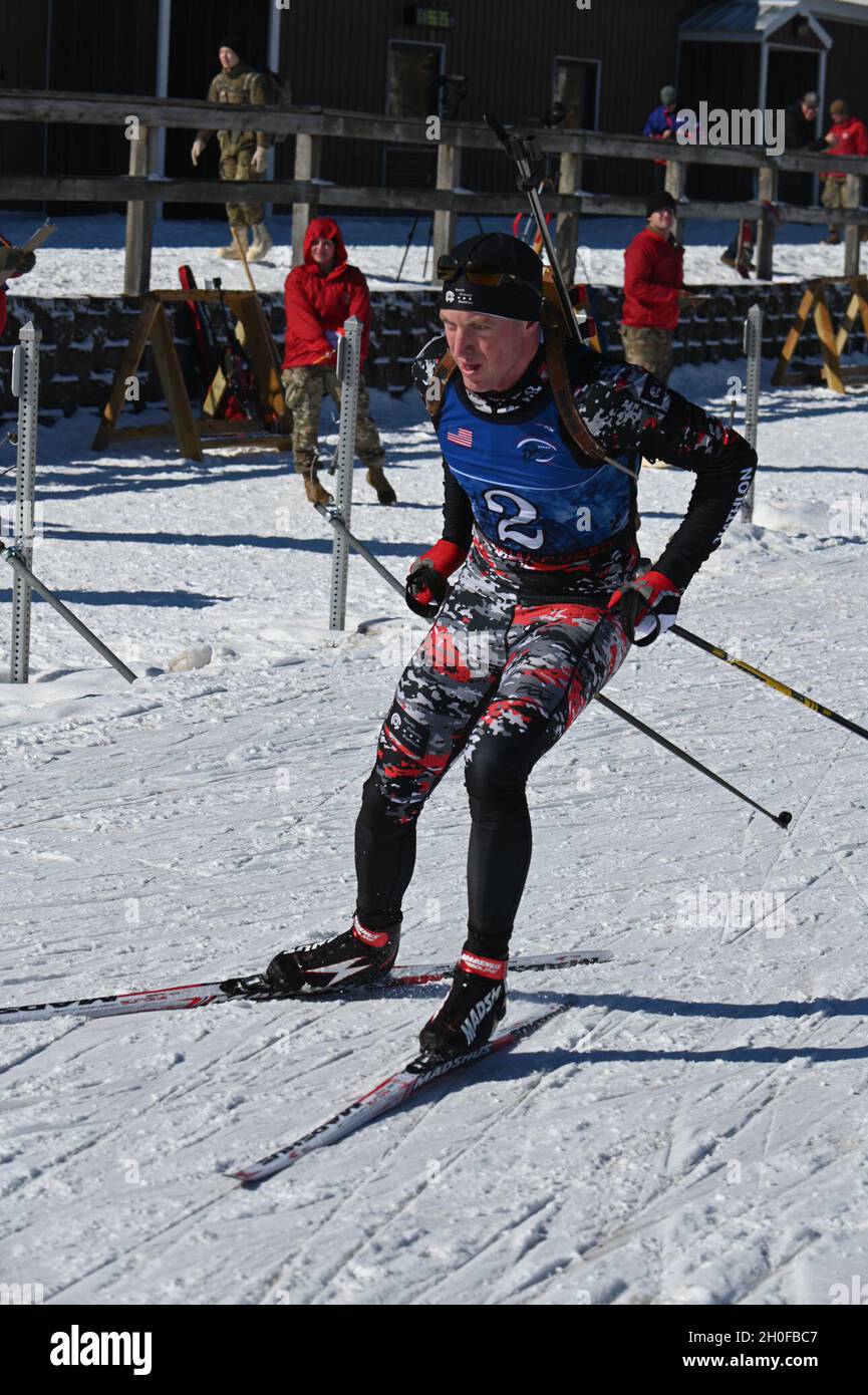 Chief Warrant Officer 2 Wynn Roberts, 1-112 AVN, fährt während seiner Etappe des Biathlon-Staffellaufs während der Biathlon-Meisterschaften des Chief National Guard Bureau im Camp Ripley Training Center, in der Nähe von Little Falls, Minn. 24. Februar 2021, Ski vom Schießstand weg. Stockfoto