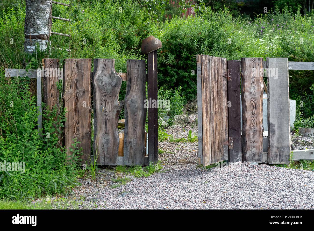 Öffnen Sie ein Holztor mit einem alten Gusseisen für einen russischen Ofen  auf einer Säule Stockfotografie - Alamy