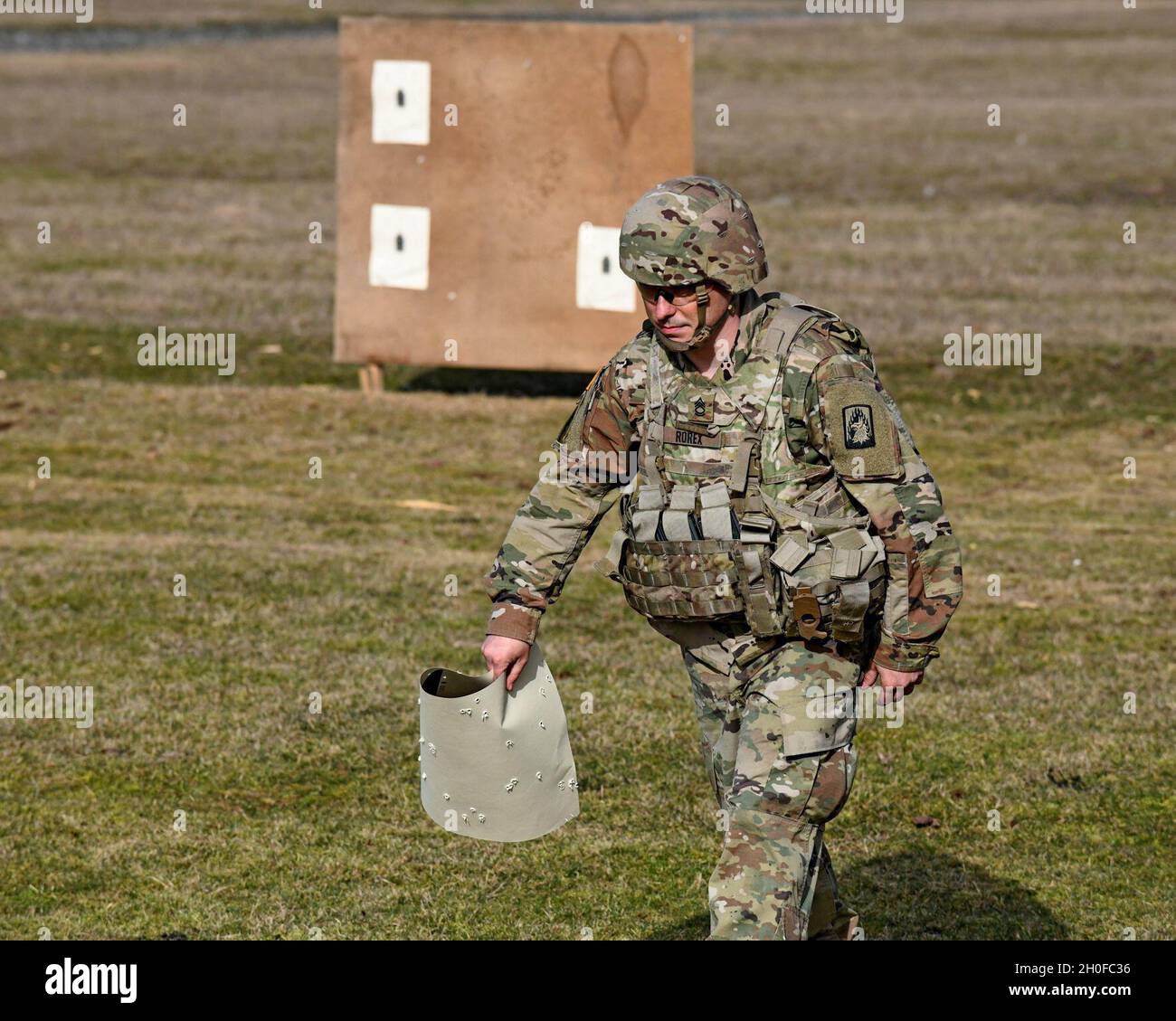 Sgt. 1. Klasse Justin S. Rorex mit 1. Bataillon, 214. Luftfahrtregiment, 12. Kampffliegerbrigade, 'Wings of Victory', geht zurück in die Schussposition, nachdem er seine Ergebnisse während einer Live-Feuerübung des M4 Karabins überprüft hat, Baumholder Manöver Training Area, Deutschland 24. Februar 2021. Stockfoto