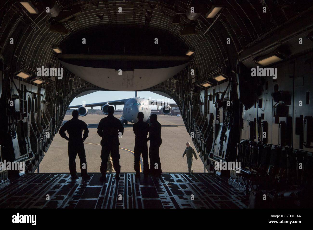 Mitglieder des 315. Luftlift-Flügels, Joint Base Charleston, South Carolina, schauen an Bord einer C-17 Globemaster III am 24. Februar 2021 während der Übung Patriot Sands auf die Fluglinie. Übung PATRIOT SANDS ist eine jährliche Übung des Air Force Reserve Command der Hauptverwaltung für Kontingenzstaffeln/Flüge, die innerhalb von 72 Stunden nach der Aufgabe als Notfallreaktionselement (CRE) trainiert werden muss. Ein CRE ist die erste Kommandozeile, die aus erfahrenen Luftaufzugs- und Betriebspersonal besteht, um die Anlagen zur Flugmobilität zu verwalten, zu koordinieren und zu kontrollieren. Stockfoto