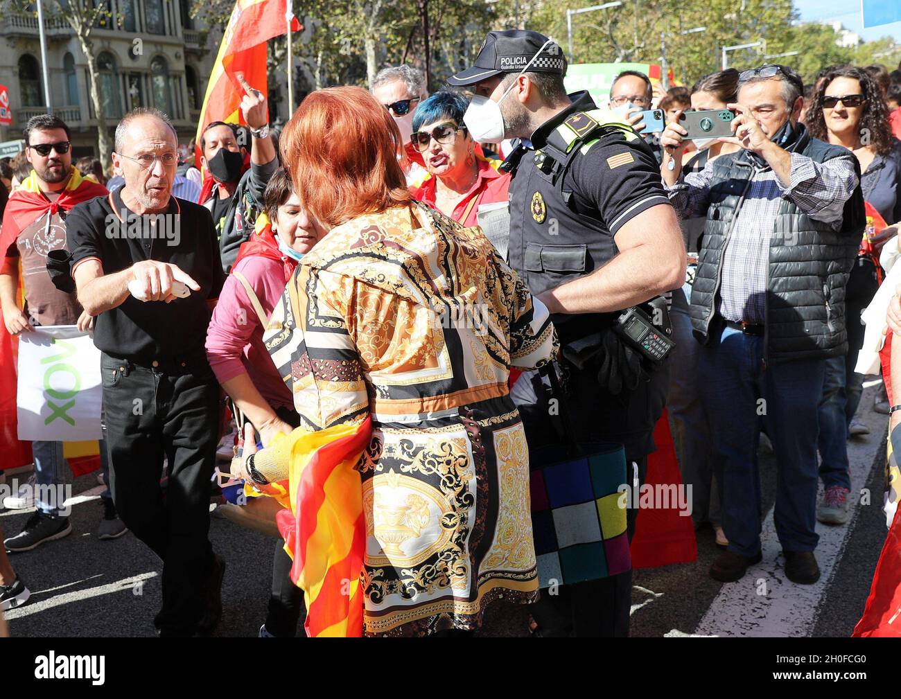 Barcelona, Spanien. Oktober 2021. 12. Oktober 2021, Barcelona, Katalonien, Spanien: Demonstration zum Hispanidad-Tag. Ein katalanischer Unabhängigkeitskrieger hat sich in die Demonstration eingeschlichen, was allgemeine Wut erzeugt. Foto: JGS/Cordon Press Quelle: CORDON PRESS/Alamy Live News Stockfoto