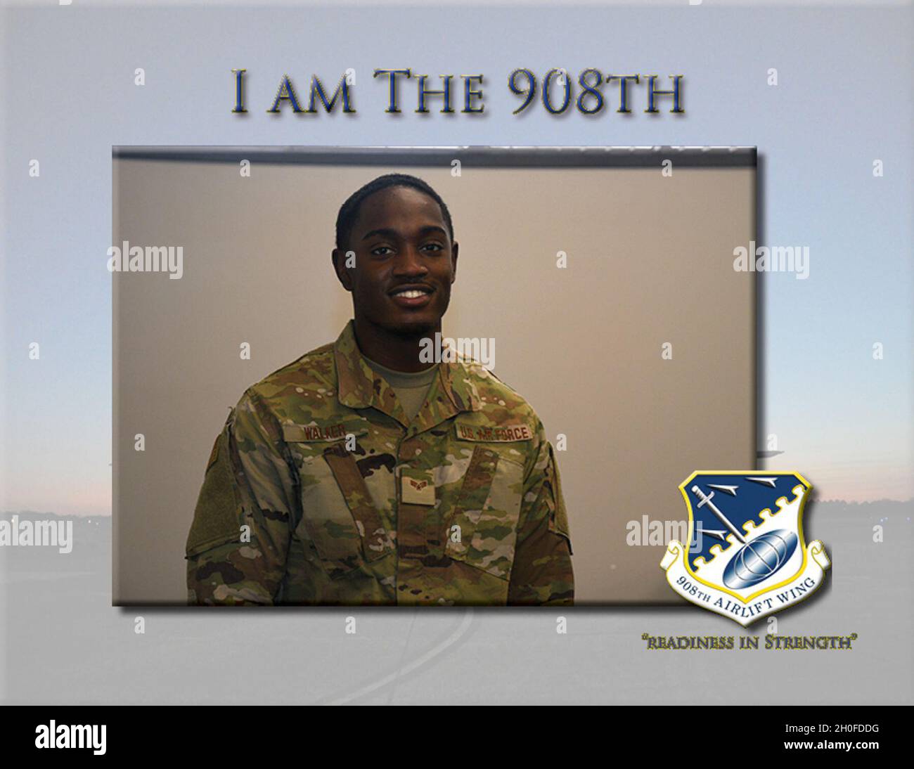 Senior Airman Isaiah Walker ist ein Fahrzeuginstandhaltungstechniker beim 908. Logistics Readiness Squadron. Der gebürtige Birmingham trat im August 2018 dem Luftwaffenreservat bei. „Ich bin sehr dankbar, in LRS zu sein, weil es sich wie eine große Familie anfühlt“, sagte er. „Wenn man mit vielen Leuten in den Raum geht, fühlt man sich einfach so willkommen.“ Stockfoto