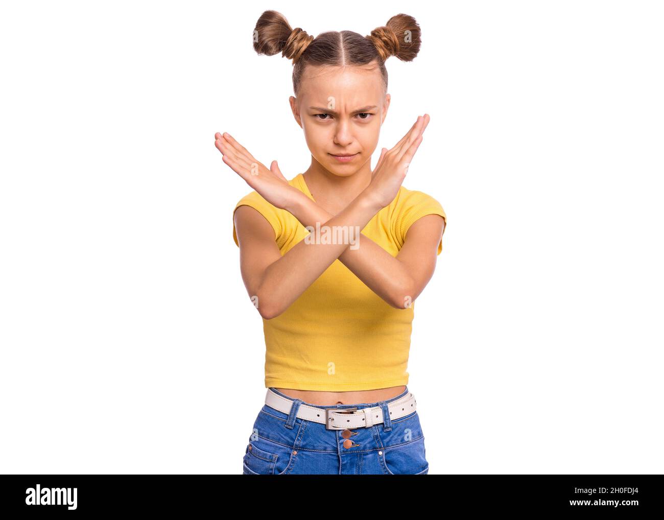 Schöne Teenager-Mädchen zeigt mit Händen ein Stoppschild auf einem isolierten Hintergrund. Stockfoto