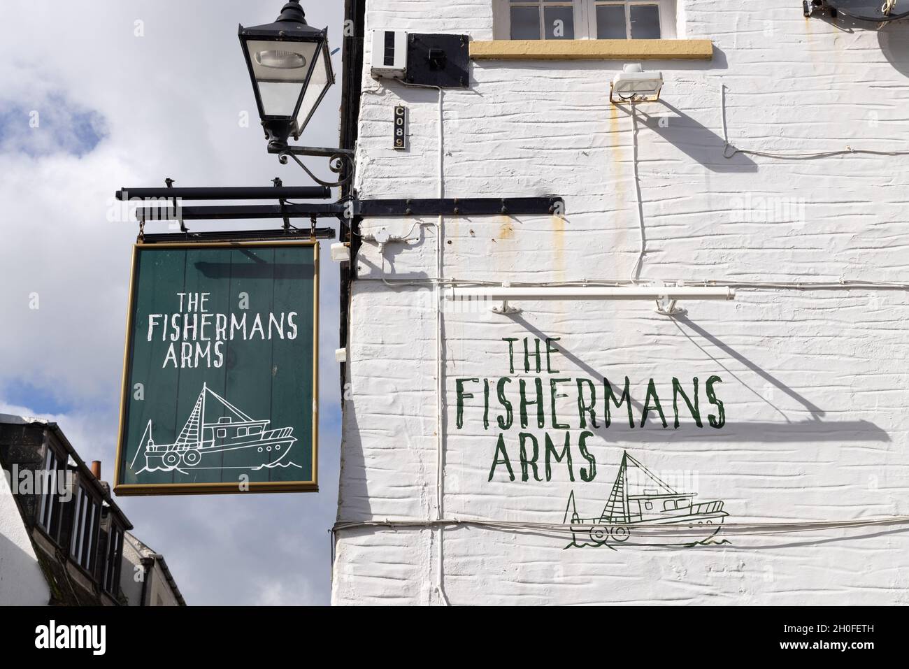 Cornwall Pub Schild UK; Schild für Fishermans Arms Pub, The Quay, Looe, Cornwall UK Stockfoto