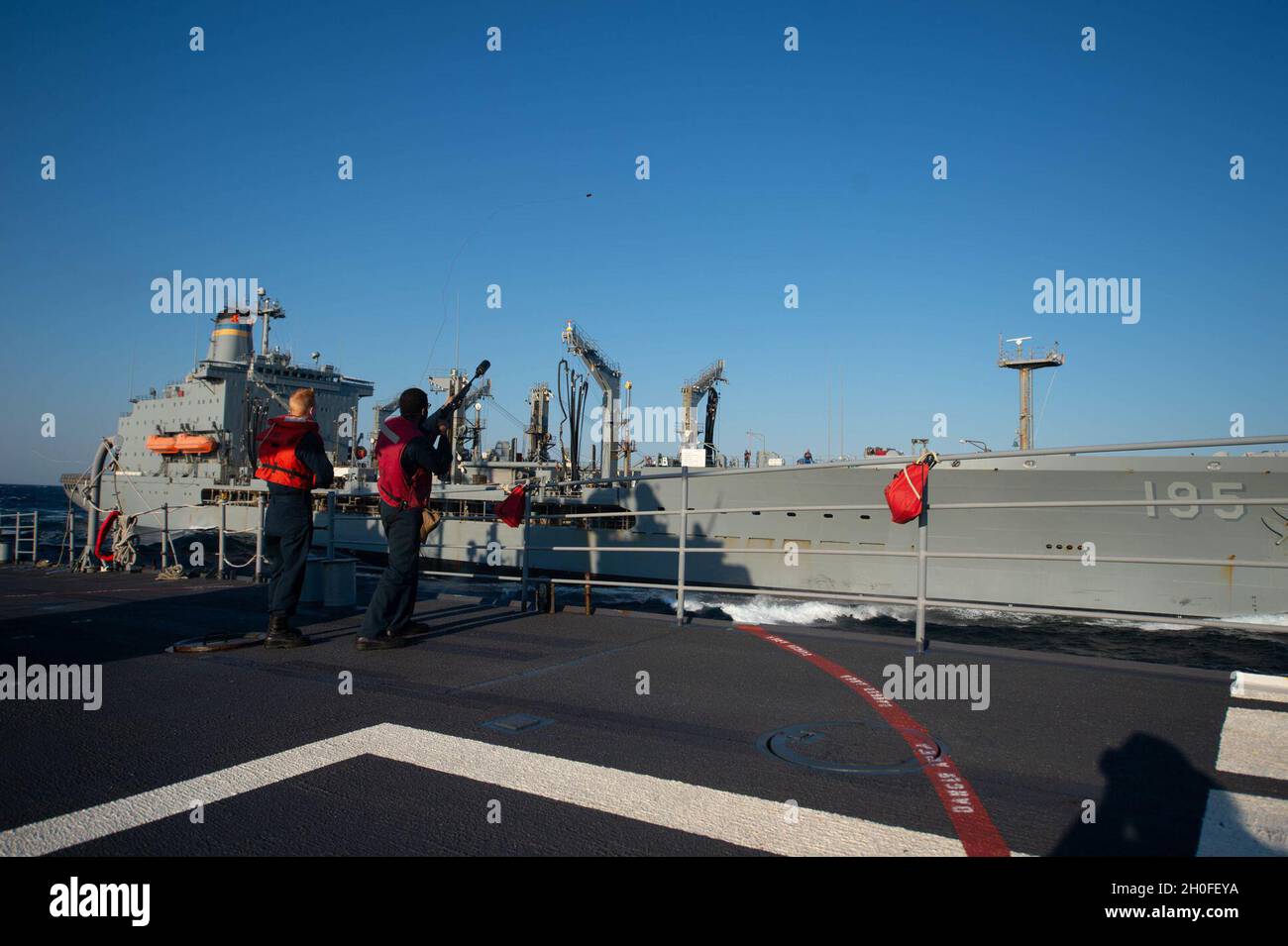 210225-N-WQ732-1039 ATLANTIK (FEB 25, 2021) – Gunners Mate 3rd Class Chandler Fenner aus Rocky Mount, North Carolina, schießt während eines Wiederauffüllens am 25. Februar 2021 eine Schusslinie zum Flottennachfüller USNS Leroy Grumman (T-AO 195). Die USS Monterey ist im Atlantischen Ozean tätig, um Marinestützungen zu unterstützen, um die maritime Stabilität und Sicherheit zu wahren, um den Zugang zu gewährleisten, Aggressionen abzuwehren und die Interessen der USA, der Alliierten und der Partner zu verteidigen. Stockfoto