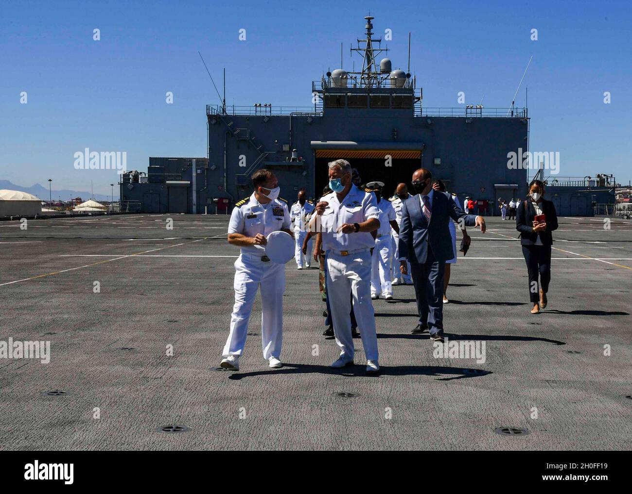 KAPSTADT, Südafrika (Feb 25, 2021) Kommandierender Offizier, Capt. Michael Concannon, links, spricht mit der südafrikanischen Navy Rear ADM. Andre de Wet beim Gang über das Flugdeck der Expeditionary Sea Base USS Hershel „Woody“ Williams (ESB 4) in Kapstadt, Südafrika, 25. Februar 2021. Hershel „Woody“ Williams ist in der sechsten US-Flotte tätig, um Interoperabilitätsschulungen durchzuführen und strategische Partnerschaften mit ihren afrikanischen Partnern aufzubauen. Stockfoto