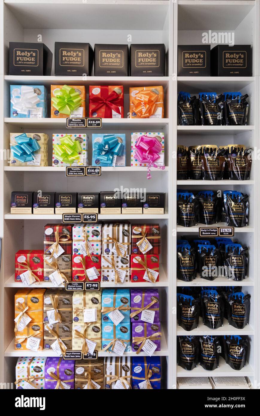 Roly's Fudge Pantry - Kartons mit verschiedenen Geschmacksrichtungen von Fudge-Süßigkeiten auf Regalen, Rolys Fudge Pantry, Looe, Cornwall UK Stockfoto