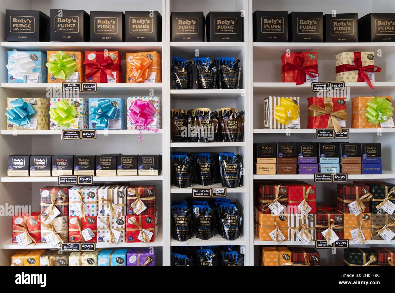 Fudge UK; Roly's Fudge Pantry - Schachteln mit verschiedenen Geschmacksrichtungen von Fudge-Süßigkeiten auf Regalen, Rolys Fudge Pantry, Looe, Cornwall UK Stockfoto