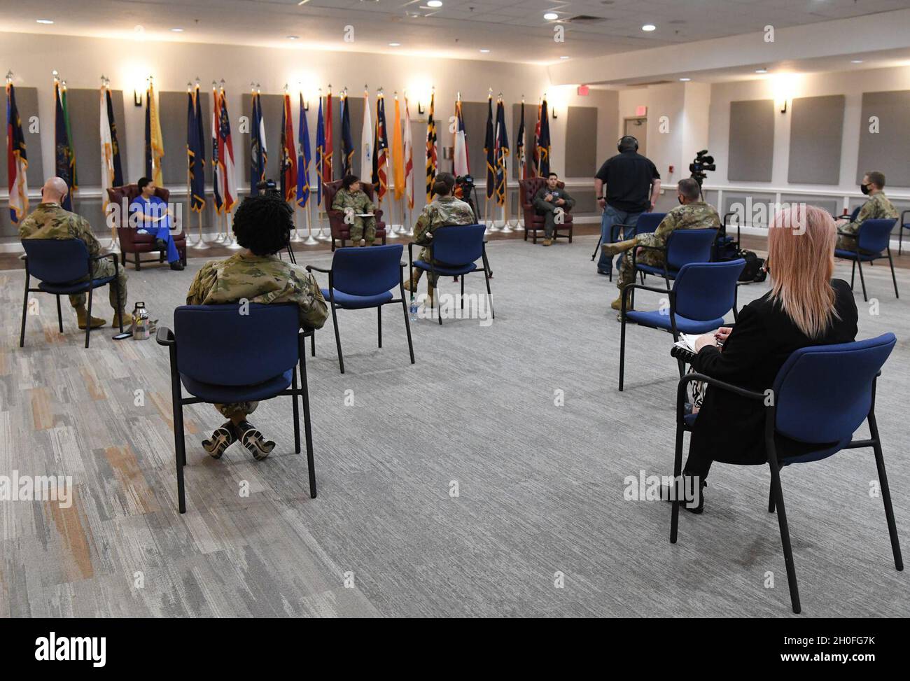 Keesler-Mitarbeiter nehmen an einem Treffen Teil Keesler konfrontiert COVID-19 Forum im Keesler Medical Center auf dem Keesler Air Force Base, Mississippi, 25. Februar 2021. Das Forum wurde in Anerkennung des National African-American History Month abgehalten. Stockfoto