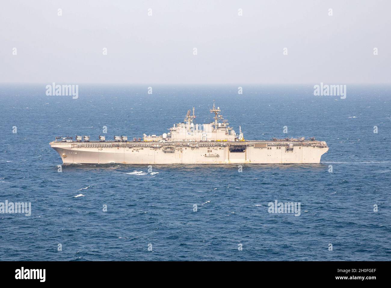 ARABISCHES MEER (Feb 25, 2021) – das amphibische Angriffsschiff USS Makin Island (LHD 8) durchfährt das Arabische Meer. Die Makin Island Amphibious Ready Group und die 15. Marine Expeditionary Unit werden in das Einsatzgebiet der 5. US-Flotte eingesetzt, um Marineinoperationen zu unterstützen, um die maritime Stabilität und Sicherheit in der Zentralregion zu gewährleisten, Verbindung des Mittelmeers mit dem Pazifik durch den westlichen Indischen Ozean und drei strategische Engpässe. Stockfoto