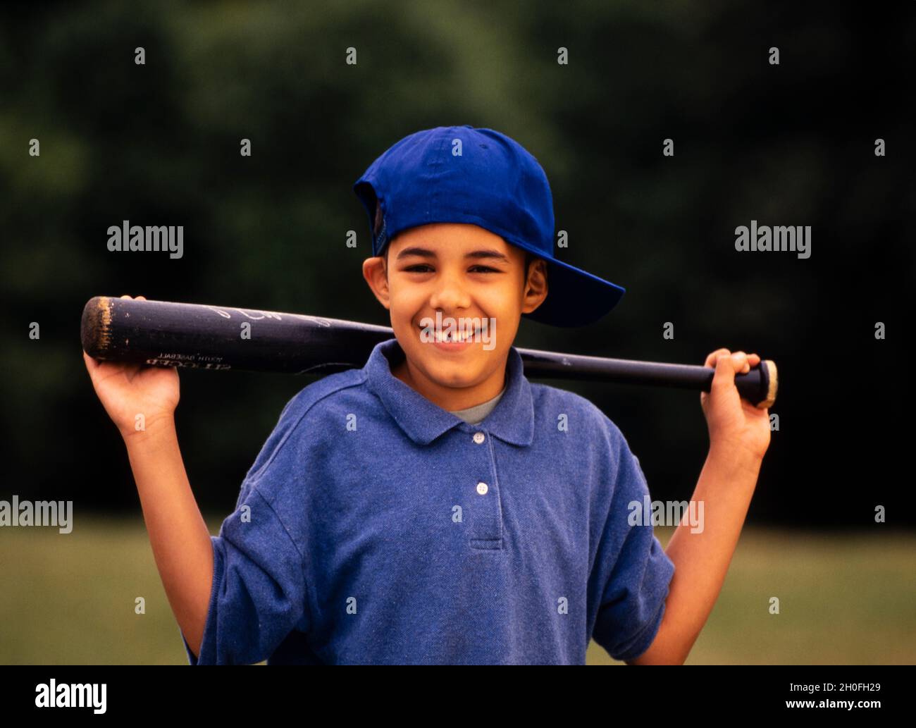 Junger hispanischer Junge mit Baseballschläger in Brooklyn NYC Stockfoto