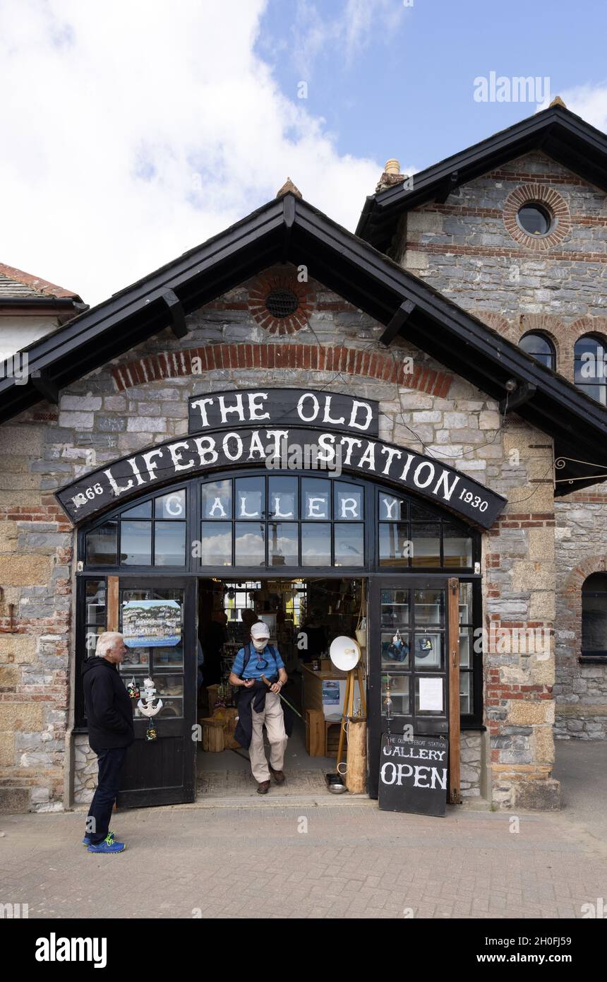Menschen in der Old Lifeboat Station Gallery, Looe Cornwall UK, einem umgebauten Gebäude von der alten Rettungsbootstation zu einer Kunstgalerie. Stockfoto