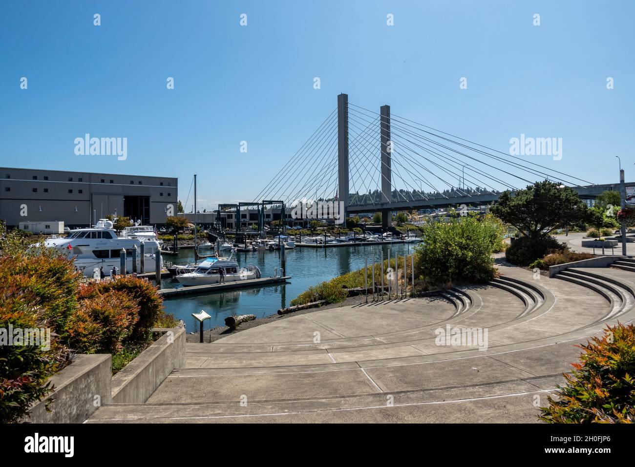 Tacoma, WA USA - ca. August 2021: Blick auf die Tacoma East 21st Street Bridge an einem sonnigen, wolkenlosen Tag in der Innenstadt. Stockfoto