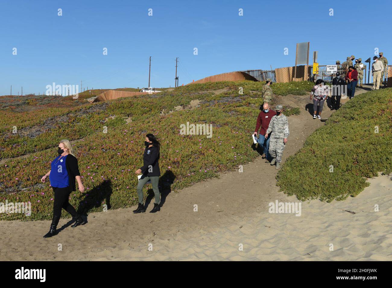Vandenberg Mitglieder trafen sich mit Lompoc Stadtführern und Pädagogen während der Veranstaltung „Meet Surf Beach“ 25. Februar 2021 auf der Vandenberg AFB, Calif. Dieses Engagement wurde von Vandenberg initiiert, um die Kommunikation mit lokalen Führern und Pädagogen über Vandenbergs Bemühungen zur Wiederbelebung des Strandzugangs und der Beschilderung fortzusetzen, um Surf Beach zu einem Ort zu machen, an dem die Gemeinschaft und die Tierwelt in Vorbereitung auf die Snowy-Plover-Nesting-Saison gedeihen können. Stockfoto