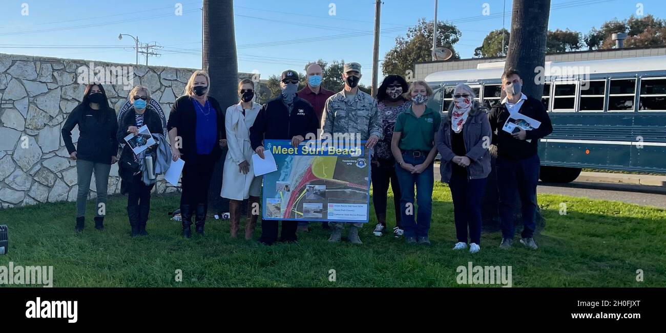 Vandenberg Mitglieder trafen sich mit Lompoc Stadtführern und Pädagogen während der Veranstaltung „Meet Surf Beach“ 25. Februar 2021 auf der Vandenberg AFB, Calif. Dieses Engagement wurde von Vandenberg initiiert, um die Kommunikation mit lokalen Führern und Pädagogen über Vandenbergs Bemühungen zur Wiederbelebung des Strandzugangs und der Beschilderung fortzusetzen, um Surf Beach zu einem Ort zu machen, an dem die Gemeinschaft und die Tierwelt in Vorbereitung auf die Snowy-Plover-Nesting-Saison gedeihen können. Stockfoto