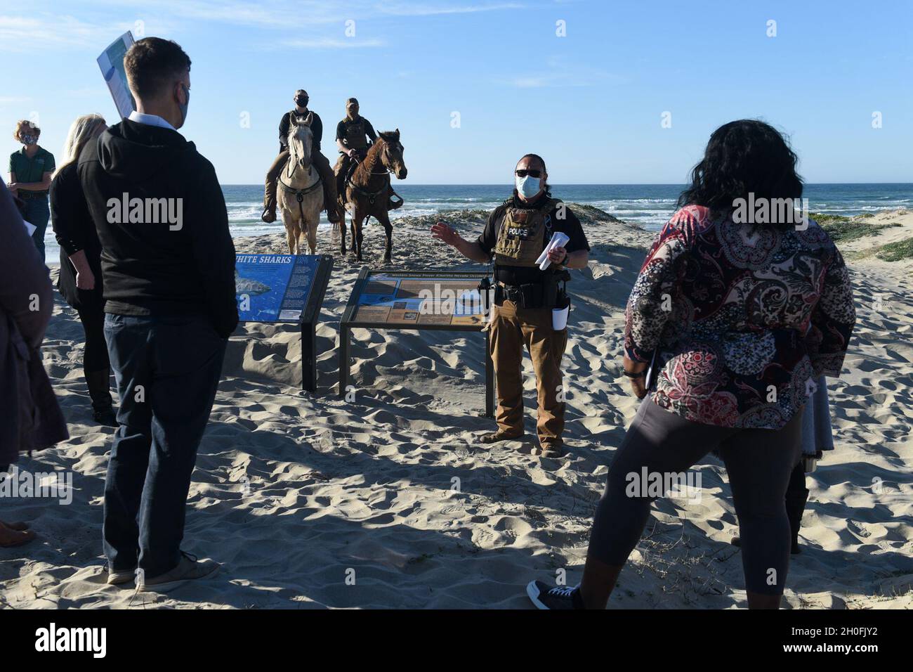 Vandenberg Mitglieder trafen sich mit Lompoc Stadtführern und Pädagogen während der Veranstaltung „Meet Surf Beach“ 25. Februar 2021 auf der Vandenberg AFB, Calif. Dieses Engagement wurde von Vandenberg initiiert, um die Kommunikation mit lokalen Führern und Pädagogen über Vandenbergs Bemühungen zur Wiederbelebung des Strandzugangs und der Beschilderung fortzusetzen, um Surf Beach zu einem Ort zu machen, an dem die Gemeinschaft und die Tierwelt in Vorbereitung auf die Snowy-Plover-Nesting-Saison gedeihen können. Stockfoto
