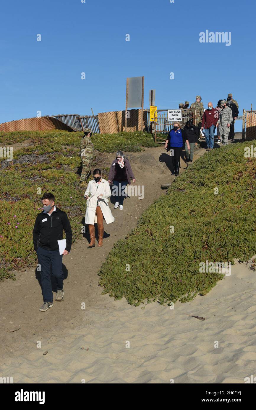 Vandenberg Mitglieder trafen sich mit Lompoc Stadtführern und Pädagogen während der Veranstaltung „Meet Surf Beach“ 25. Februar 2021 auf der Vandenberg AFB, Calif. Dieses Engagement wurde von Vandenberg initiiert, um die Kommunikation mit lokalen Führern und Pädagogen über Vandenbergs Bemühungen zur Wiederbelebung des Strandzugangs und der Beschilderung fortzusetzen, um Surf Beach zu einem Ort zu machen, an dem die Gemeinschaft und die Tierwelt in Vorbereitung auf die Snowy-Plover-Nesting-Saison gedeihen können. Stockfoto