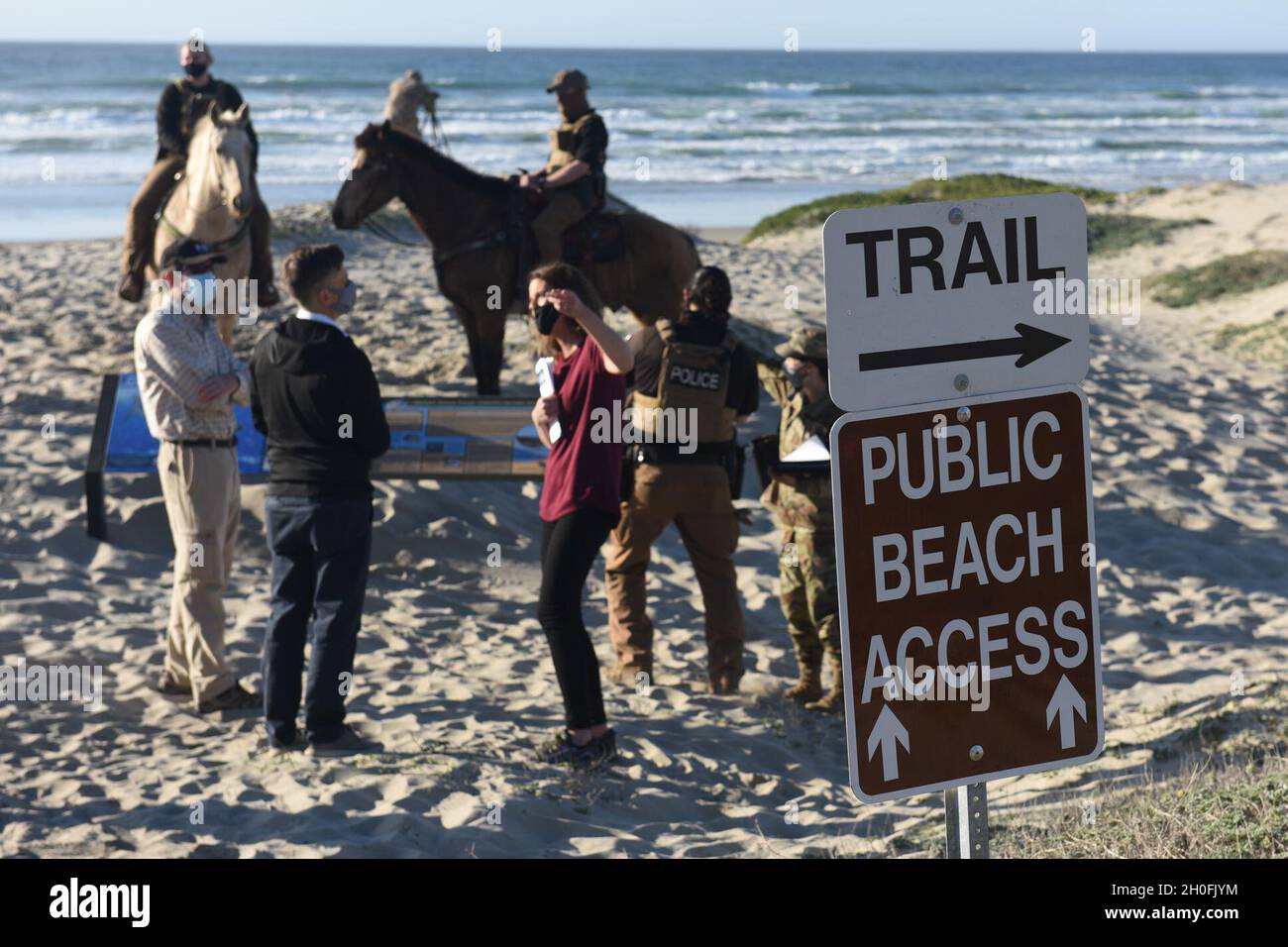 Vandenberg Mitglieder trafen sich mit Lompoc Stadtführern und Pädagogen während der Veranstaltung „Meet Surf Beach“ 25. Februar 2021 auf der Vandenberg AFB, Calif. Dieses Engagement wurde von Vandenberg initiiert, um die Kommunikation mit lokalen Führern und Pädagogen über Vandenbergs Bemühungen zur Wiederbelebung des Strandzugangs und der Beschilderung fortzusetzen, um Surf Beach zu einem Ort zu machen, an dem die Gemeinschaft und die Tierwelt in Vorbereitung auf die Snowy-Plover-Nesting-Saison gedeihen können. Stockfoto