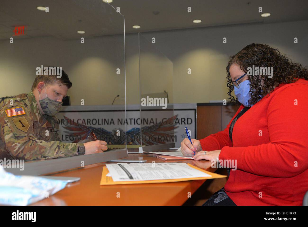 Mitglieder des Richteranwalts der North Carolina Nationalgarde helfen bei der Vorbereitung und Einreichung von Einkommensteuererklärungen im NCNG-Hauptquartier in Raleigh, North Carolina, am 26. Februar 2021. Das Team von sechs zivilen und militärischen Steuerexperten begann am 8. Februar 2021 und wird weiterhin N.C. helfen Armee- und Luftwaffenschützen, ihre Familien, andere Dienststellen und pensionierte Dienstmitglieder bis zur Frist für die Steuererklärung, dem 15. April. Stockfoto