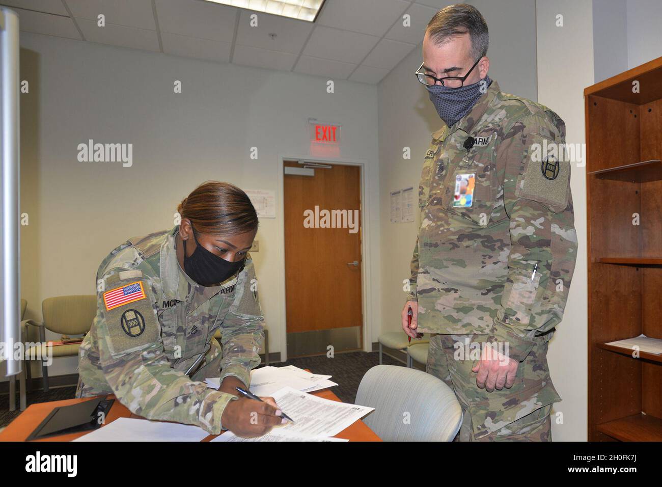 Mitglieder des Richteranwalts der North Carolina Nationalgarde helfen bei der Vorbereitung und Einreichung von Einkommensteuererklärungen im NCNG-Hauptquartier in Raleigh, North Carolina, am 24. Februar 2021. Das Team von sechs zivilen und militärischen Steuerexperten begann am 8. Februar 2021 und wird weiterhin N.C. helfen Armee- und Luftwaffenschützen, ihre Familien, andere Dienststellen und pensionierte Dienstmitglieder bis zur Frist für die Steuererklärung, dem 15. April. Stockfoto