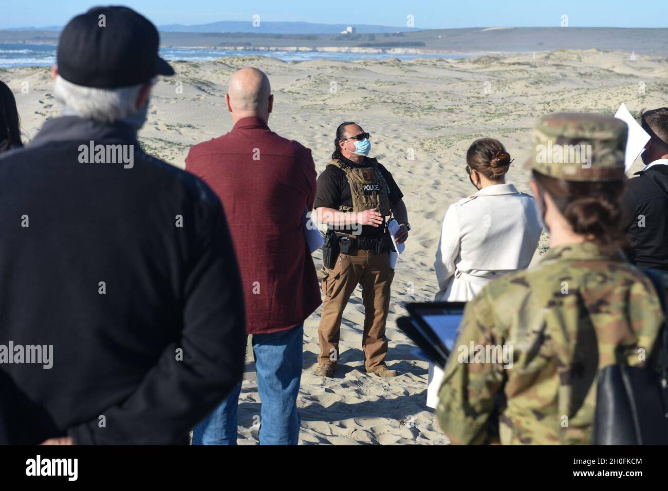 Vandenberg Mitglieder trafen sich mit Lompoc Stadtführern und Pädagogen während der Veranstaltung „Meet Surf Beach“ 25. Februar 2021 auf der Vandenberg AFB, Calif. Dieses Engagement wurde von Vandenberg initiiert, um die Kommunikation mit lokalen Führern und Pädagogen über Vandenbergs Bemühungen zur Wiederbelebung des Strandzugangs und der Beschilderung fortzusetzen, um Surf Beach zu einem Ort zu machen, an dem die Gemeinschaft und die Tierwelt in Vorbereitung auf die Snowy-Plover-Nesting-Saison gedeihen können. Stockfoto