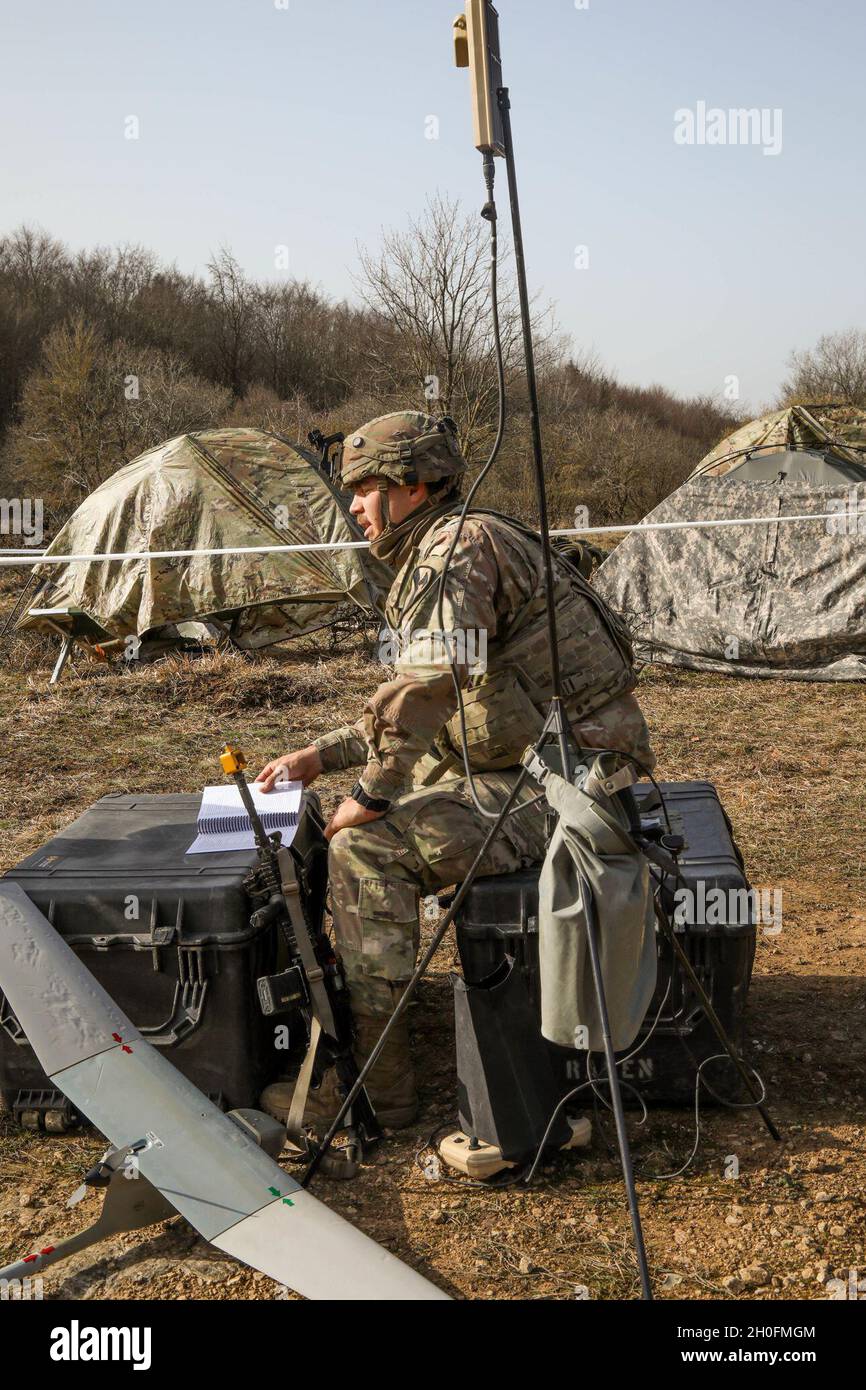 Ein US-Soldat, der der Hauptverwaltung und der Hauptverwaltung, dem 91. Brigade-Ingenieur-Bataillon, der 1. Kavallerie-Division, zugewiesen wurde, bereitet sich auf den Start eines Raven während des Combined Resolve XV am 26. Februar 2021 im Hohenfels Trainingsgebiet, Hohenfels, Deutschland, vor. Combined Resolve XV ist eine vom Hauptquartier der Armee geleitete multinationale Übung, die zum Aufbau des Kampfteams der 1. Panzerbrigade, der Bereitschaft der 1. Kavallerie-Division und zur Verbesserung der Interoperabilität mit verbündeten Kräften entwickelt wurde, um gegen jeden Gegner zu kämpfen und zu gewinnen. Stockfoto