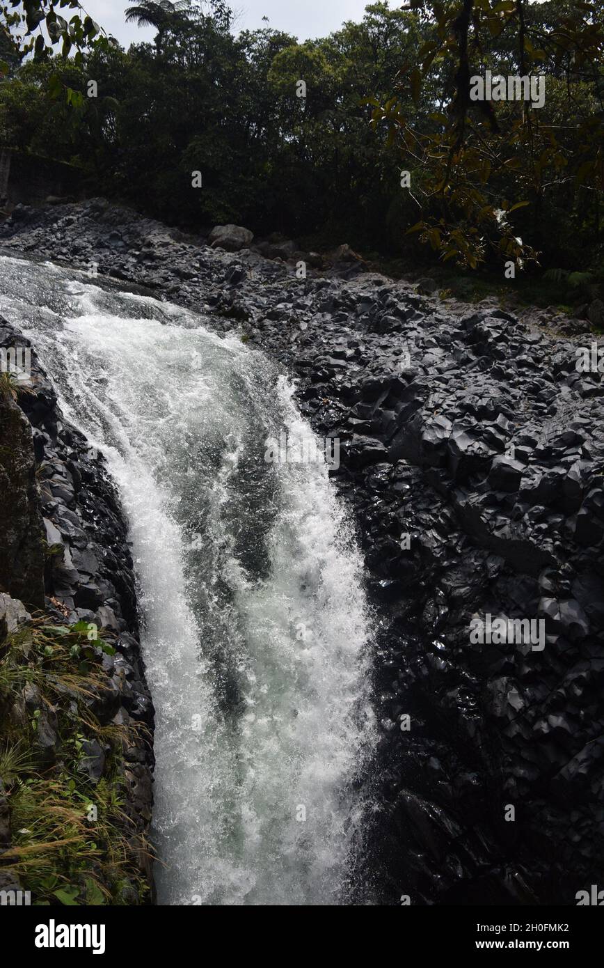 Wasserfall Pailón del Diablo in Río Verde Stockfoto
