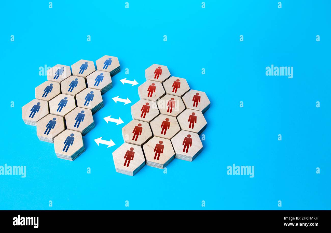 Die Menschen sind in zwei Gruppen unterteilt. Zwei Lager der Gedanken. Community aufgeteilt. Verletzung der Integrität. Meinungsverschiedenheiten. Zusammenführen in eine Organisation. Asso Stockfoto