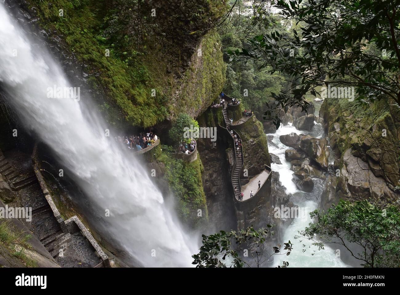 Wasserfall Pailón del Diablo in Río Verde Stockfoto