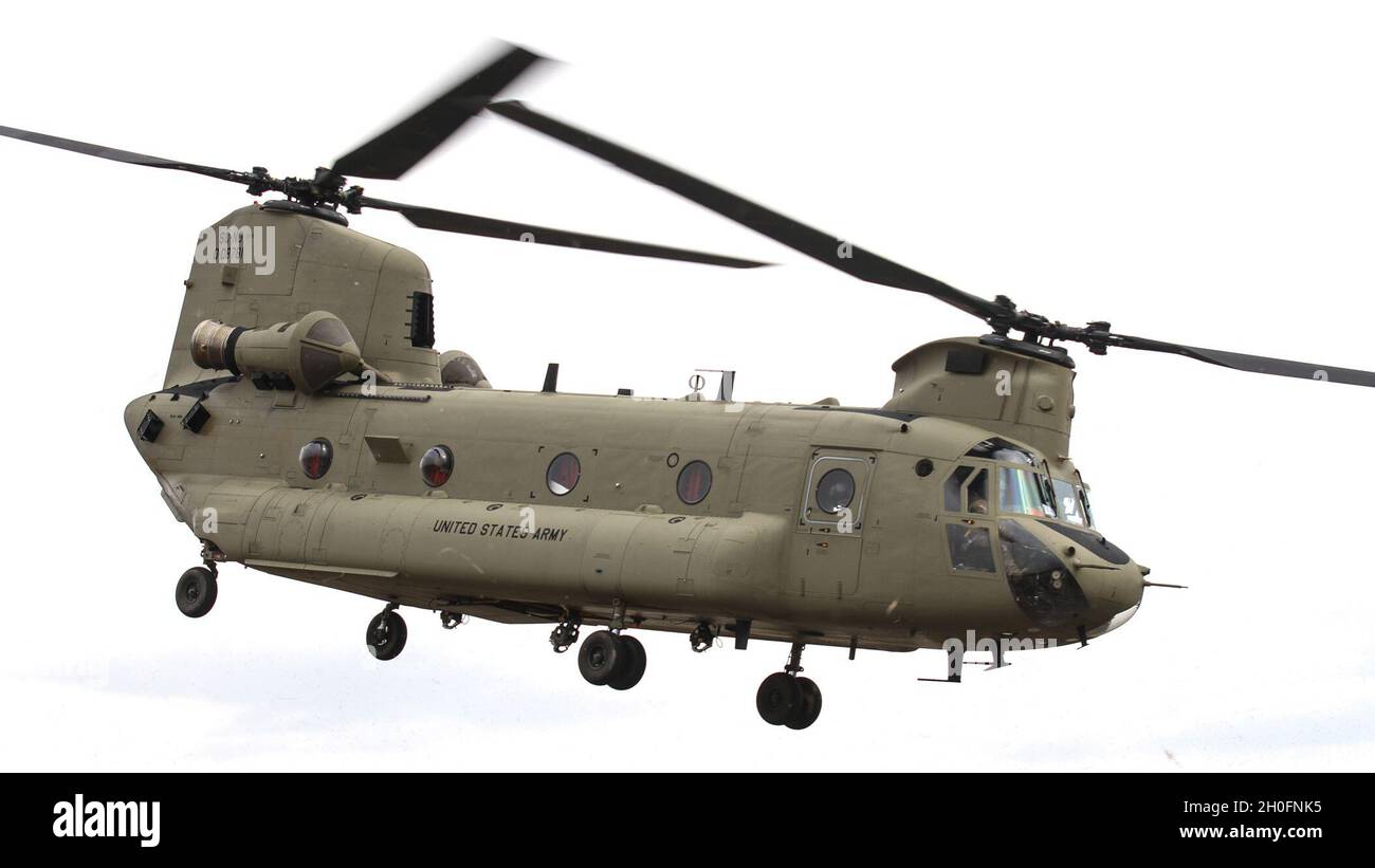 US Army National Guard Soldaten mit Det. 1 Company B, 238. General Support Aviation Bataillon, South Army Carolina National Guard, unterstützt Spezialeinsätze und Flugpersonal während eines Paradieses mit statischer Leitung in der Nähe von Fort Bragg, North Carolina, 26. Februar 2021. Die Schulung umfasste sowohl Personal- als auch Ausrüstungsfallschirmmutationen. Stockfoto