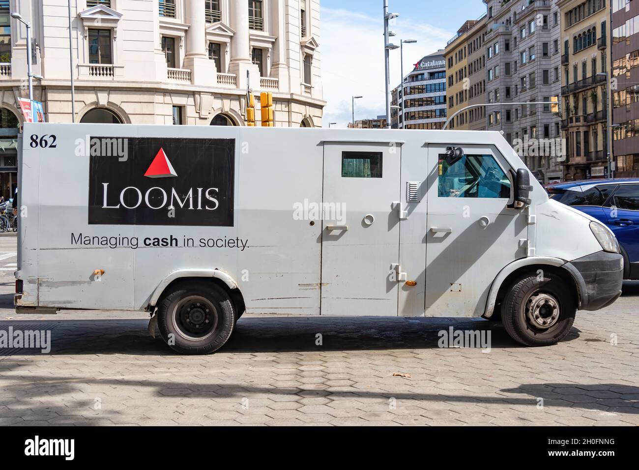 Barcelona, Spanien-19. September 2021: Loomis gepanzerter Geldwagen in Barcelona. Mit einer Flotte von über 4,000 Fahrzeugen, die in einem landesweiten Netzwerk arbeiten Stockfoto