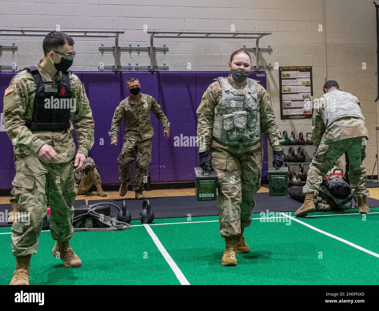 Soldaten, die Einheiten in Fort Eustis, Virginia, zugewiesen wurden, nehmen an einem realistischen Army Combat Fitness Test oder ACFT Teil, das Training zur Darstellung der Schlachtfeldbedingungen, 26. Februar 2021. Pfc. Savanna Pendergrass, 10. Transportbataillon, transportiert 35-Pfund-Munitionsdosen während des „Druck-, Drag-, Carry“-Teils des ACFT. Stockfoto