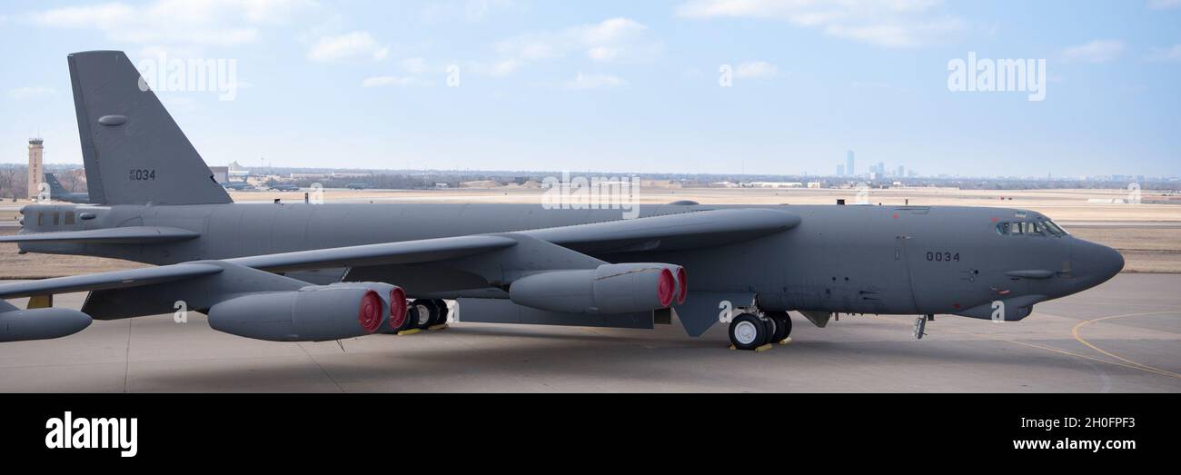 Der als „Wise Guy“ bekannte B-52H Stratofortress-Bomber sitzt auf dem Oklahoma City Air Logistics Complex, Tinker AFB, Oklahoma, 26. Februar 2021. „Wise Guy“ wird derzeit einer programmierten Depotwartung unterzogen, bevor es zum 5. Bombenflügel auf der Minot AFB, North Dakota, zurückkehrt. Stockfoto