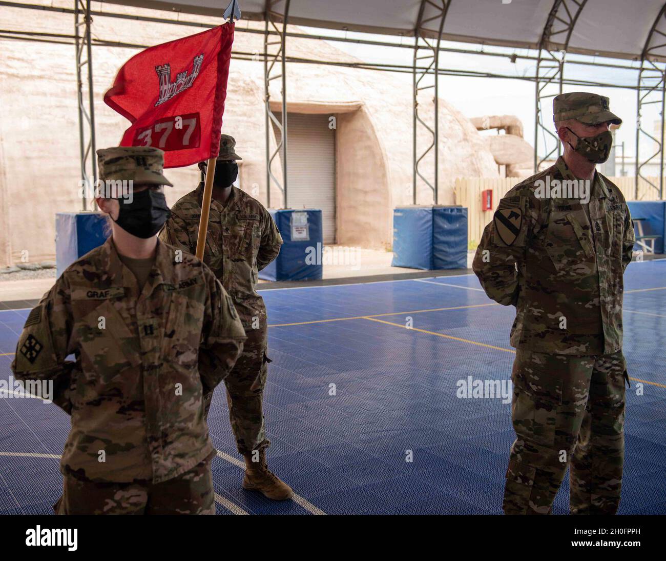 Die 760. Vertical Engineer Construction Company, kombinierte Joint Task Force - Horn von Afrika, überträgt die Befugnis an die 377. Ingenieurgesellschaft während einer Zeremonie in Camp Lemonnier, Dschibuti, 26. Februar 2021. Stockfoto