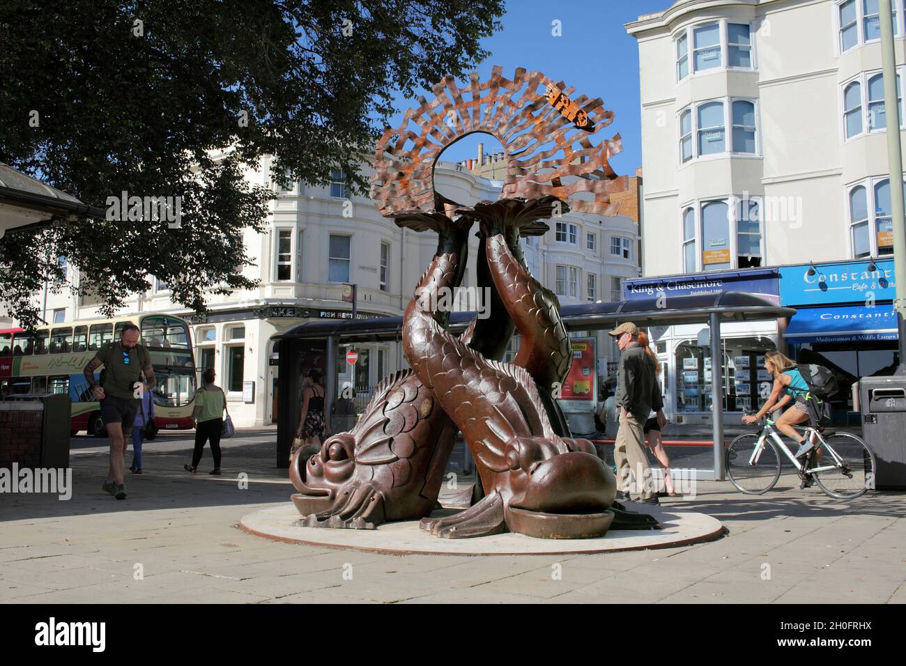 „Waves of Compassion“, eine Skulptur von Steve Geliot, Norfolk Square, Brighton und Hove. Stockfoto