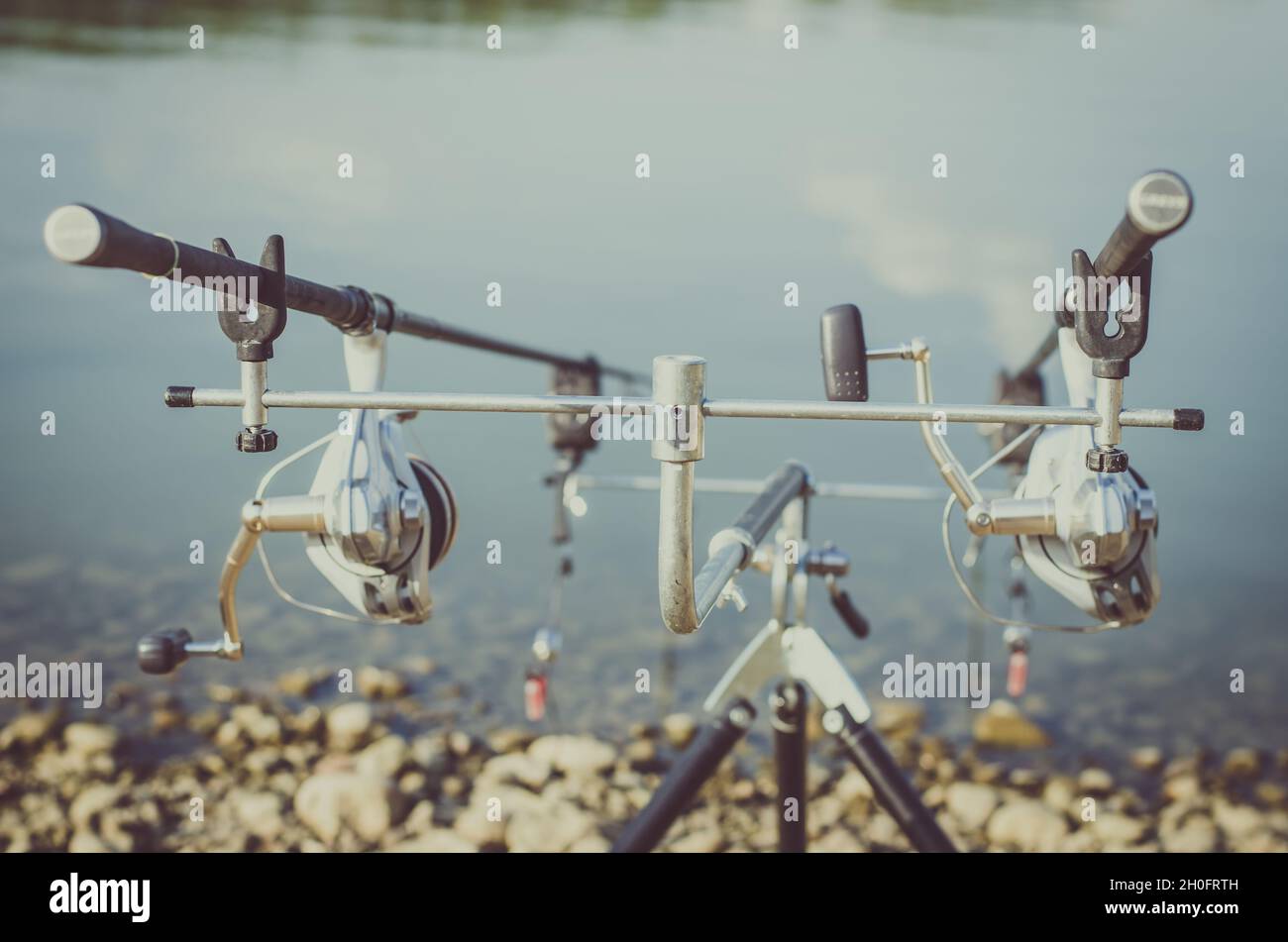 Doppelte Angelrute am Teich Stockfoto