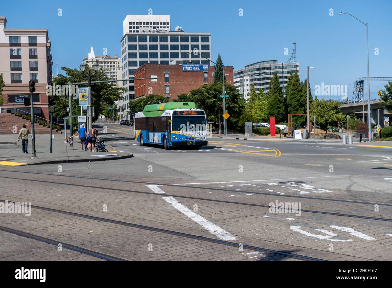 Tacoma, WA USA - ca. August 2021: Blick auf die Straße eines Pierce Transit-U-Bahn-Busses, der seine Route in die Innenstadt in Richtung Federal Way macht. Stockfoto