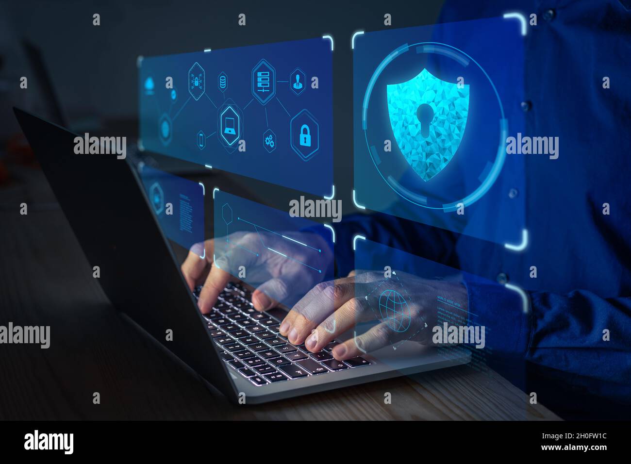 Experte für Cybersicherheit, der sich mit dem Netzwerk- und Datenschutz auf einem Laptop vor digitaler Kriminalität beschäftigt. Datenschutztechnologie im Internet. Stockfoto