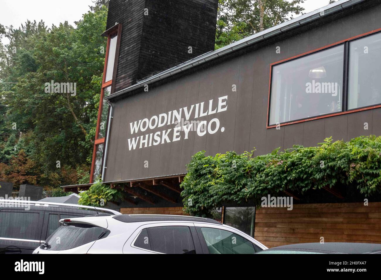 Woodinville, WA USA - ca. August 2021: Blick auf die Woodinville Whiskey Company an einem bewölkten Tag Stockfoto