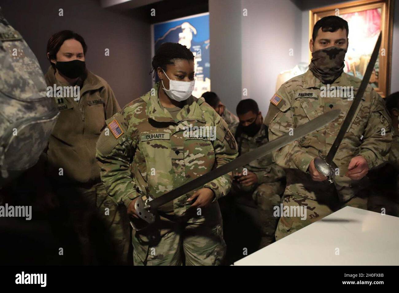 Am 10. Februar 2020 wurden Soldaten der 297. Regionalen Unterstützungsgruppe und andere Einheiten des Basislagers Powidz zu einer Tour durch die Basilika unserer Lieben Frau von Licheń in Polen eingeladen. Der Musuem-Historiker Patryk Kazus hielt einen Vortrag über die gemeinsame Geschichte zwischen den USA und Polen. Die Gruppe durfte britische Schwerter berühren und handhaben, die vom polnischen General Thaddeus Kosciuszko aus der amerikanischen Revolution zurückgebracht wurden. Hier dargestellt, SPC. Nathan Aklines hält ein britisches Schwert aus der amerikanischen Revolution in der Hand. Stockfoto
