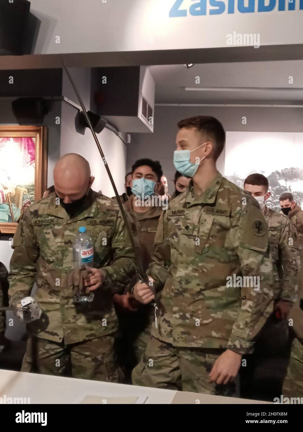 Am 10. Februar 2020 wurden Soldaten der 297. Regionalen Unterstützungsgruppe und andere Einheiten des Basislagers Powidz zu einer Tour durch die Basilika unserer Lieben Frau von Licheń in Polen eingeladen. Der Musuem-Historiker Patryk Kazus hielt einen Vortrag über die gemeinsame Geschichte zwischen den USA und Polen. Die Gruppe durfte britische Schwerter berühren und handhaben, die vom polnischen General Thaddeus Kosciuszko aus der amerikanischen Revolution zurückgebracht wurden. (Lichen Muzeum Stockfoto